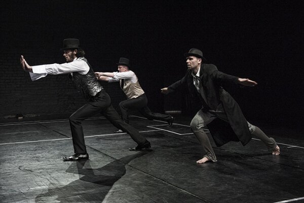 trzech mężczyzn w tańcu