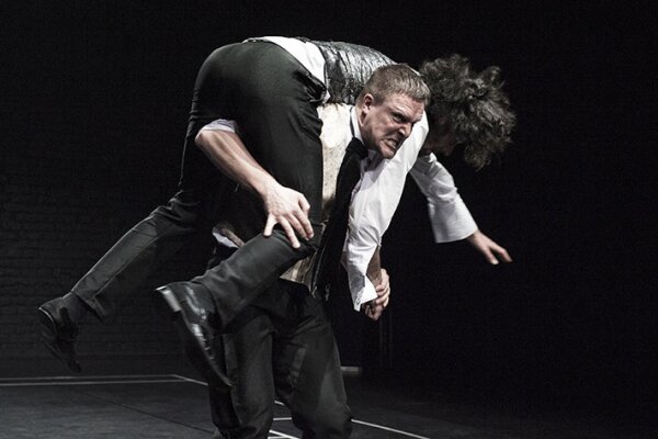 mężczyzna niesie drugiego na barana